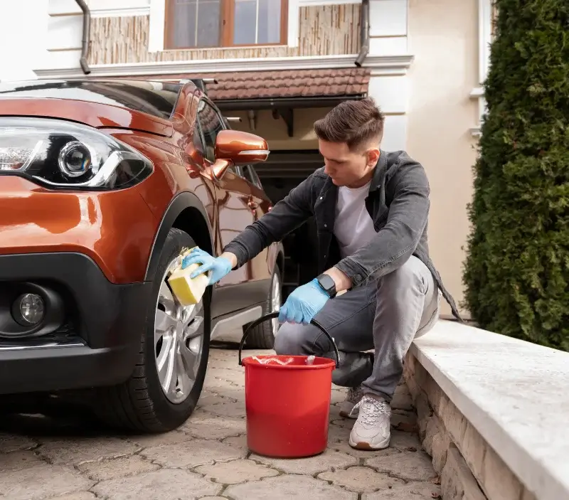 Lavage auto à domicile Rocher : professionnel intervenant sur un véhicule